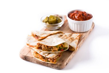 Mexican quesadilla tavuk, peynir ve biber, beyaz arka plan üzerinde izole