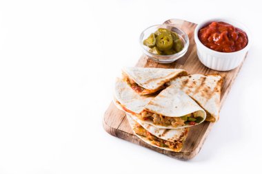 Mexican quesadilla tavuk, peynir ve biber, beyaz arka plan üzerinde izole. Boşaltmak