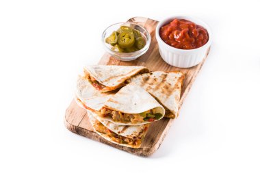 Mexican quesadilla tavuk, peynir ve biber, beyaz arka plan üzerinde izole