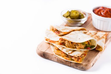 Mexican quesadilla tavuk, peynir ve biber, beyaz arka plan üzerinde izole. Boşaltmak