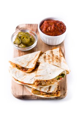 Mexican quesadilla tavuk, peynir ve biber, beyaz arka plan üzerinde izole