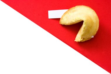 Beyaz ve kırmızı zemin üzerine niyet kurabiyesi