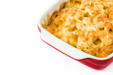 Tipik Amerikan makarna ve peynir beyaz arka plan üzerinde izole