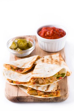Mexican quesadilla tavuk, peynir ve biber, beyaz arka plan üzerinde izole