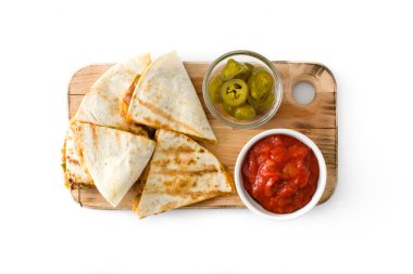 Mexican quesadilla tavuk, peynir ve biber, beyaz arka plan üzerinde izole. Üstten görünüm
