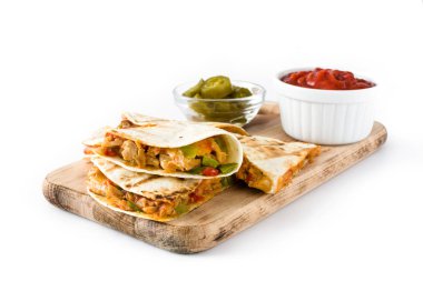 Mexican quesadilla tavuk, peynir ve biber, beyaz arka plan üzerinde izole