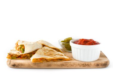 Mexican quesadilla tavuk, peynir ve biber, beyaz arka plan üzerinde izole