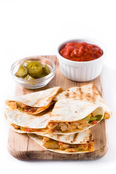 Mexican quesadilla tavuk, peynir ve biber, beyaz arka plan üzerinde izole
