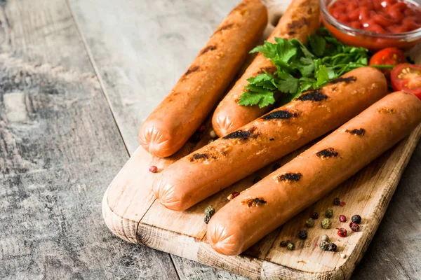 Izgara sosis ve ahşap masa ketçap