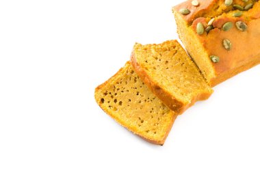 Beyaz arka plan üzerinde izole ev yapımı kabak ekmek. Boşaltmak