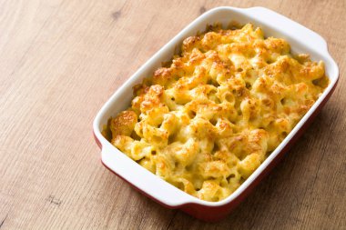 Tipik Amerikan makarna ve peynir ahşap tablo