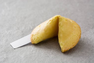 Fal kurabiyesi gri taş zemin üzerine