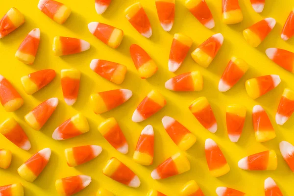 Tipikus Halloween Cukorkát Kukorica Sárga Háttéren Szemközti Nézet — Stock Fotó
