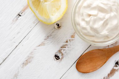 Kristal kase Beyaz ahşap üzerine ekşi krema. Üstten görünüm. Boşaltmak