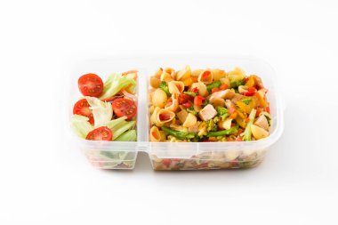 Sağlıklı yemek hazırlık konteyner ile Türkiye ve beyaz arka plan üzerinde izole sebze makarna salatası