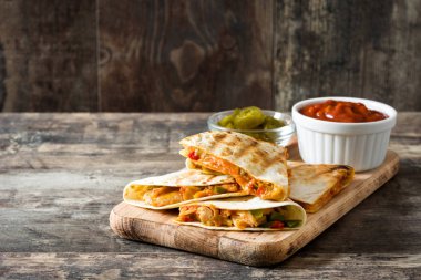 Mexican quesadilla tavuk, peynir ve biber ahşap masa üzerinde. Boşaltmak