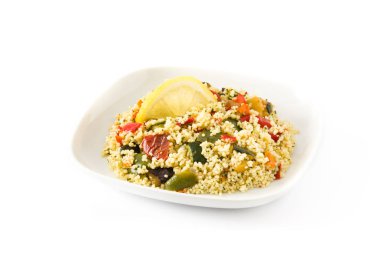 Beyaz arka plan üzerinde izole sebzeli kuskus