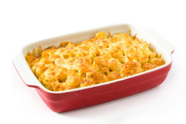 Tipik Amerikan makarna ve peynir beyaz arka plan üzerinde izole
