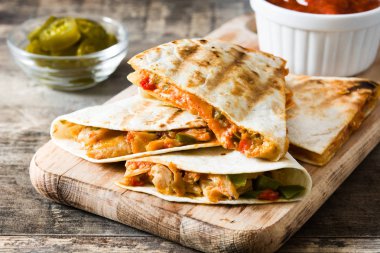 Mexican quesadilla tavuk, peynir ve biber ahşap tablo. 