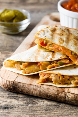 Mexican quesadilla tavuk, peynir ve biber ahşap tablo. 