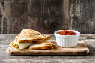 Mexican quesadilla tavuk, peynir ve biber ahşap tablo. 