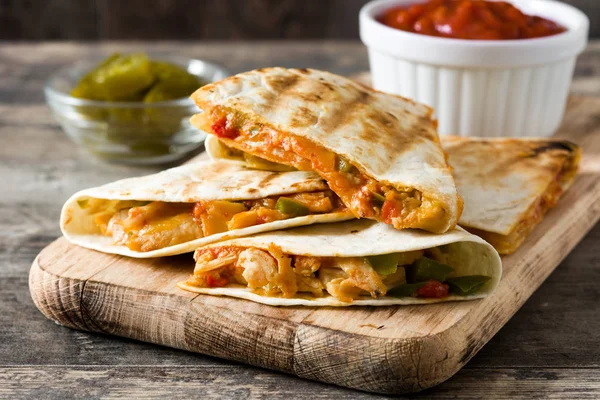 Mexican quesadilla tavuk, peynir ve biber ahşap tablo. 
