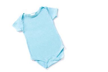 Beyaz arkaplanda mavi bebek maketi izole edildi