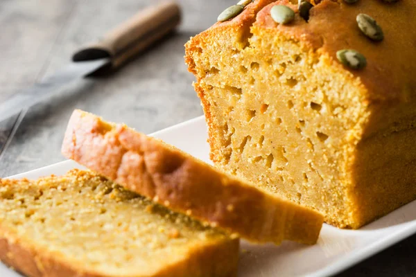 Hemmagjord Pumpa Bröd Träbord — Stockfoto