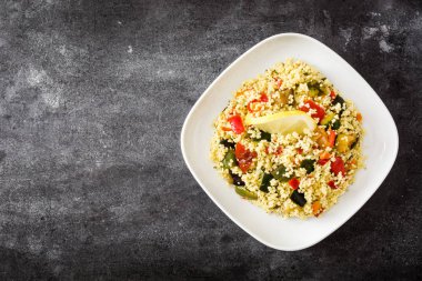 Sebzeli siyah taş kuskus. Üstten görünüm. Boşaltmak