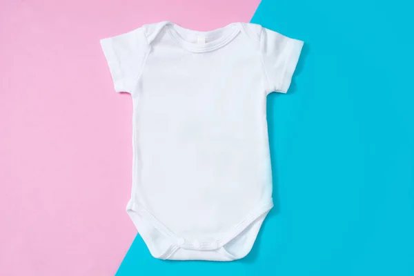 白色婴儿爬衣在粉红色和蓝色背景下的样机 — 图库照片