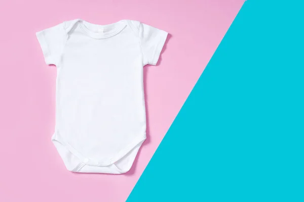 Weiße Baby Strampler Attrappe Auf Rosa Und Blauem Hintergrund Kopierraum — Stockfoto