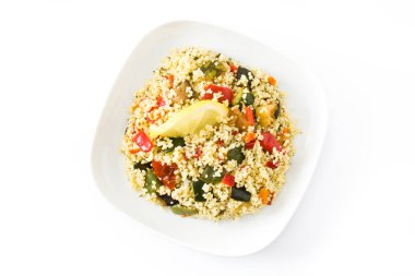 Beyaz arka plan üzerinde izole sebzeli kuskus. Üstten görünüm