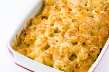 Tipik Amerikan makarna ve peynir beyaz arka plan üzerinde izole. 