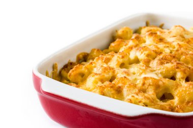 Tipik Amerikan makarna ve peynir beyaz arka plan üzerinde izole. 