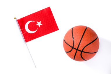 Basketbol ve beyaz arka plan üzerinde izole Türkiye bayrağı. Üstten görünüm.