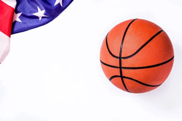 Basket Och Usa Flaggan Isolerad Vit Bakgrund Ovanifrån Copyspace — Stockfoto