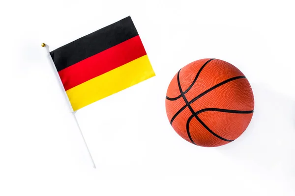 Basketball Und Deutsche Fahne Isoliert Auf Weißem Hintergrund Ansicht Von — Stockfoto