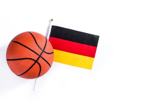 Basketball Und Deutsche Fahne Isoliert Auf Weißem Hintergrund Ansicht Von — Stockfoto