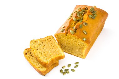 Beyaz arka plan üzerinde izole ev yapımı kabak ekmek