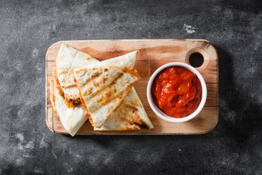 Mexican quesadilla tavuk, peynir ve biber siyah barut üzerinde. Üstten görünüm