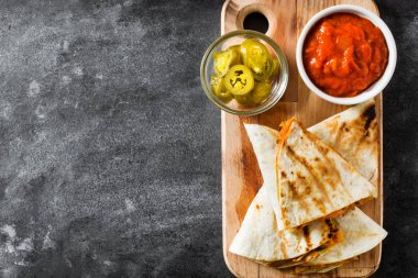 Mexican quesadilla tavuk, peynir ve biber siyah barut üzerinde. Üstten görünüm. Boşaltmak