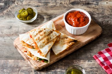 Mexican quesadilla tavuk, peynir ve biber ahşap tablo.
