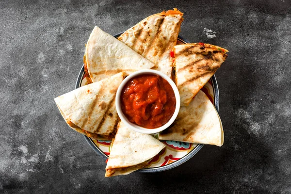 Quesadilla Mexicana Con Pollo Queso Pimientos Sobre Pizarra Negra Vista —  Fotos de Stock