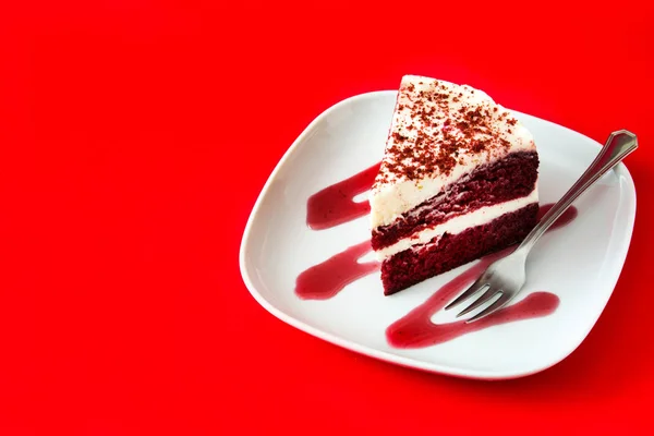 Rebanada Pastel Terciopelo Rojo Sobre Fondo Rojo Espacio Copia — Foto de Stock