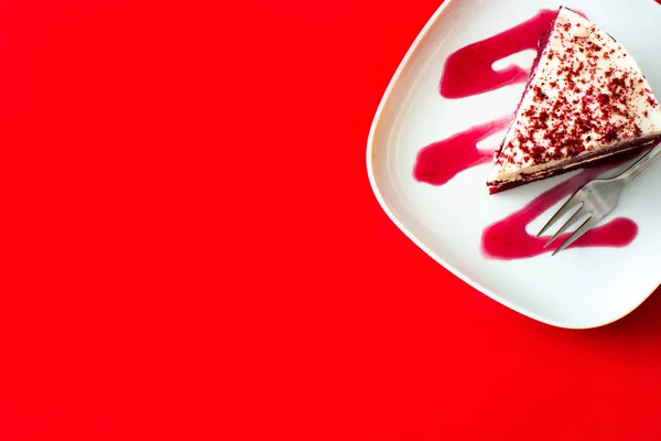 Rebanada Pastel Terciopelo Rojo Sobre Fondo Rojo Vista Superior Espacio —  Fotos de Stock