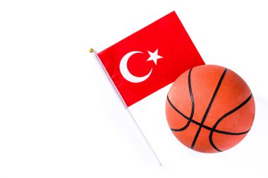 Basketbol ve beyaz arka plan üzerinde izole Türkiye bayrağı. Üstten görünüm. Boşaltmak