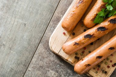 Izgara sosis ve ahşap masa ketçap. Boşaltmak