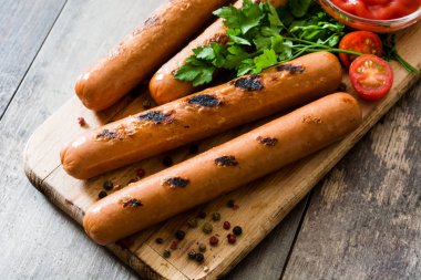 Izgara sosis ve ahşap masa ketçap