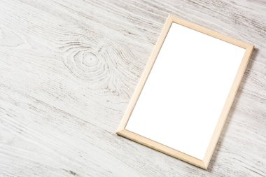 Beyaz ahşap masa üzerinde çerçeve mockup. Üstten görünüm