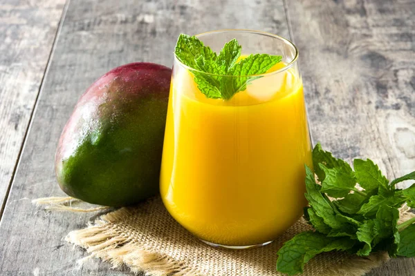 Mango Lassi Deser Tradycyjne Indyjskie Drinka Drewnianym Stole — Zdjęcie stockowe